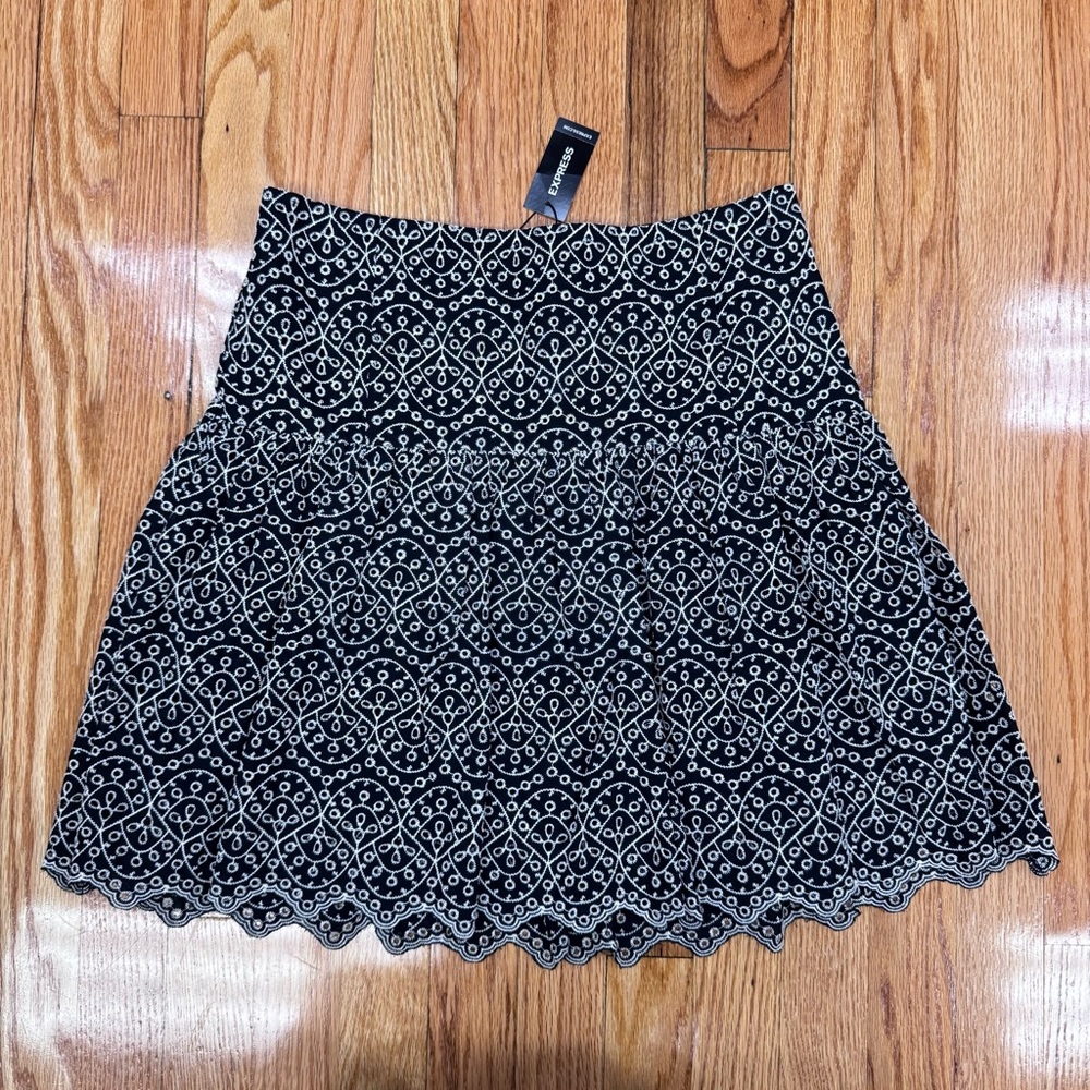 NWT Express High Rise Scalloped Black and White Eyelet Drop Waist Mini Skirt